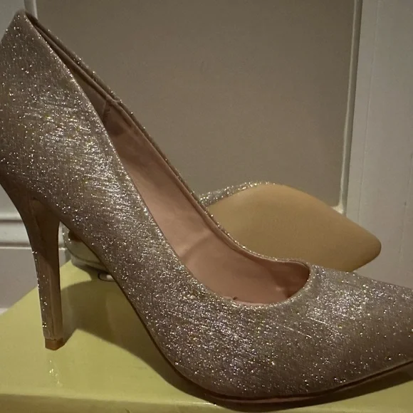 Elegant Gold Glitter Pumps - Picture 2 of 4